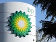 Biểu tượng của Tập đoàn năng lượng BP tại một trạm bán xăng ở Windsor, Anh ngày 21/4/2020. Ảnh: THX/TTXVN