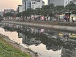 Sông Tô Lịch có chiều dài 14,6 km, chảy qua 6 quận, huyện và là trục tiêu thoát nước chính của Hà Nội. (Ảnh: Thanh Vũ)