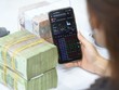 Dòng tiền gần đây chảy vào kênh đầu tư chứng khoán nhiều hơn và thị trường bắt đầu xuất hiện những cổ phiếu tăng nóng