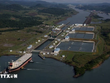 Tàu thuyền đi qua Kênh đào Panama ở Miraflores, Panama City, Panama. (Ảnh: Getty Images/TTXVN)