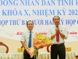 Phó bí thư Thường trực Tỉnh ủy, Chủ tịch HĐND tỉnh Kiên Giang Lâm Minh Thành tặng hoa chúc mừng ông Nguyễn Thanh Phong. Nguồn: Báo Kiên Giang