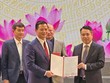 Chủ tịch UBND tỉnh Bắc Ninh Vương Quốc Tuấn trao Quyết định bổ nhiệm ông Nguyễn Việt Hùng làm Giám đốc Sở Tài chính.