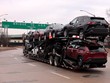 Xe chở ô tô di chuyển lên cầu Ambassador ở thành phố Windsor, Canada để đến thành phố Detroit, bang Michigan, Mỹ vào ngày 3/2/2025. Ảnh: AFP