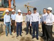 Chủ tịch UBND thành phố Đà Nẵng Lê Trung Chinh kiểm tra thực tế Dự án Cầu Quảng Đà và đường dẫn lên cầu. Ảnh: Mai Quang