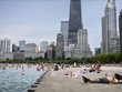 Người dân tắm biển tránh nóng tại Chicago, Mỹ. Ảnh tư liệu: THX/TTXVN