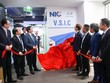 Thứ trưởng Bộ Tài chính Nguyễn Đức Tâm cùng đại diện NIC, FPT Semiconductor và các đối tác công nghệ thực hiện nghi thức khai trương Trung tâm Ươm tạo và phát triển bán dẫn (VSIC). 