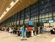 Những hành khách đầu tiên thực hiện thủ tục lên tàu bay tại Nhà ga T3 Tân Sơn Nhất. 