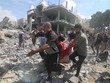Chuyển nạn nhân sau vụ không kích của Israel xuống thành phố Rafah, miền Nam Dải Gaza ngày 17/10/2023. Ảnh: THX/TTXVN