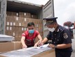 Công chức hải quan kiểm soát hàng hóa xuất nhập khẩu. (Ảnh: Bùi Nụ)