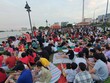Sau đại lễ, người dân lại nô nức xem diễu hành kỵ binh, bắn pháo hoa, biểu diễn 3D