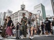 Người đi bộ băng qua đường ở khu mua sắm Ginza của thủ đô Tokyo, Nhật Bản. Ảnh: AFP