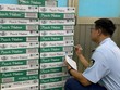 Cán bộ thuộc Đội QLTT số 6 - Chi cục Quản lý Thị trường TP.HCM kiểm đếm hàng hóa thực phẩm đóng hộp để tiến hành tạm giữ. (Ảnh: Đội QLTT số 6)