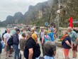 Du khách thăm quan tại điểm du lịch trên Vịnh Hạ Long.