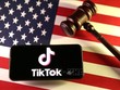 Logo của ứng dụng TikTok trên điện thoại và quốc kỳ Mỹ. Ảnh: Reuters/TTXVN