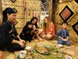 Phụ nữ dân tộc thiểu số nơi đây luôn khoác lên mình bộ váy áo chàm truyền thống để tạo ấn tượng với du khách. Ảnh: Hồ Hạ