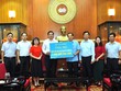 Lãnh đạo và đại diện Công đoàn Bộ Tài chính trao số tiền ủng hộ tới Mặt trận Tổ quốc.