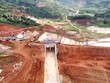 Từ khi xảy ra sự cố sụt lún, sạt trượt đất, Dự án Hồ chứa nước Đông Thanh (xã Nam Ban Lâm Hà, tỉnh Lâm Đồng) phải tạm dừng thi công để xác định nguyên nhân cũng như đánh giá mức độ ảnh hưởng, xem xét việc tiếp tục triển khai dự án có khả thi hay không. Ảnh: A.T