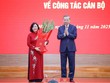 Tổng Bí thư Tô Lâm trao quyết định của Bộ Chính trị tới đồng chí Bùi Thị Minh Hoài.