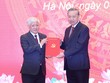Tổng Bí thư Tô Lâm trao quyết định cho ông Đỗ Văn Chiến - Ảnh: Duy Linh. 