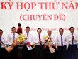 Bí thư Thành ủy TP.HCM Trần Lưu Quang tặng hoa chúc mừng 3 tân Phó chủ tịch UBND TP.HCM - Ảnh: H.K