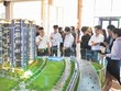 Thị trường địa ốc đang chững lại vì lãi suất tăng. Trong ảnh: Khách hàng đi xem dự án, nhưng tỷ lệ xuống tiền thấp (Ảnh: V.D) 