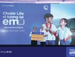 Ông Bryce Johns, Phó Chủ tịch cấp cao Tập đoàn Chubb & Chủ tịch Chubb Life toàn cầu (bìa phải) trao biểu trưng 1 tỷ đồng cho ông Đinh Tiến Hải, Giám đốc Quỹ Bảo trợ Trẻ em Việt Nam (bìa trái), khẳng định cam kết bền bỉ của Chubb Life đối với giáo dục và cộng đồng