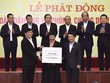 Bà Lương Lan My, Giám đốc truyền thông SSI (giữa) trao tặng 5 tỷ đồng tại Lễ Phát động toàn dân ủng hộ phòng, chống Covid-19 sáng 17/3