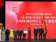 Phó Chủ tịch nước Đặng Thị Ngọc Thịnh trao bằng danh hiệu Anh hùng Lao động thời kỳ đổi mới cho Ban lãnh đạo SSI