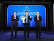 Ông Nguyễn Hải Âu – Thành viên HĐQT BSR, đại diện Công ty nhận cúp vinh danh