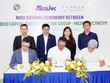 Ông Nguyễn Tùng Lâm – Tổng Giám đốc Bamboo Capital, Ông James Lee – Chủ tịch Foxlink Group và ông Mindi Wang – Chủ tịch Micro Electricity cùng ký kết thỏa thuận hợp tác (từ trái sang)