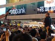 Nhiều văn phòng của các tập đoàn tài chính đa quốc gia tại Hồng Kông đã phải tạm ngừng hoạt động khi biểu tình diễn ra hàng tuần nơi đây.
