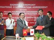 Ông Phạm Việt Khoa, Chủ tịch HĐQT kiêm Tổng giám đốc FECON và ông Kiyoto Koyama, đại diện Quỹ Phát triển Đông Nam Á Nhật Bản - Ngân hàng Phát triển Nhật Bản (DBJ) tại lễ ký thỏa thuận hợp tác. Ảnh: Chí Cường