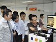 Lãnh đạo FPT hướng dẫn nhà đầu tư tham quan doanh nghiệp