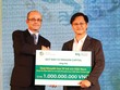 Ông Nguyễn Văn Hồng, Phó tổng Biên tập  Báo Đầu tư (bên phải), thay mặt Ban Biên tập Báo Đầu tư nhận món quà của Dragon Capital tặng cho Quỹ Học bổng Vì trẻ em Việt Nam do Báo Đầu tư sáng lập