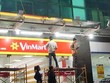 Nhân viên lắp biển Vinmart tại địa điểm siêu thị 79 Market 
