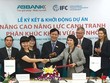 Bà Nguyễn Thị Ngọc Mai - Phó tổng giám đốc ABBANK và bà Nguyễn Hạnh Nam - Phụ trách khối khách hàng định chế tài chính tại khu vực Mekong của IFC ký kết hợp đồng tư vấn Dự án Nâng cao năng lực cạnh tranh phân khúc khách hàng SME