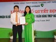 Chủ tịch Hội đồng quản trị Nghiêm Xuân Thành trao quyết định tiếp nhận và bổ nhiệm cho bà Đinh Thị Thái. Nguồn: Vietcombank