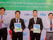 Đại diện Công ty Tiến Phát, chủ đầu tư Dự án The Ascent nhận chứng chỉ EDGE cho các công trình sử dụng tài nguyên hiệu quả 