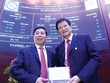 Chủ tịch HĐQT Lê Tự Hiểu và TGĐ Hoàng Xuân Quốc nhận bảng lưu niệm ngày khớp lệnh đầu tiên của HOSE