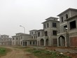 Hàng loạt biệt thự tại Dự án Nam An Khánh bị bỏ hoang và doanh nghiệp sẽ đối diện nhiều rủi ro khi tăng giá bán - Ảnh: Nguyên Minh