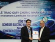 Ông Lê Hoài Quốc, Trưởng Ban quản lý Khu Công Nghệ Cao Sài Gòn trao giấy chứng nhận đầu tư cho Schneider Electric