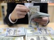Việc giảm lãi suất huy động USD lần này sẽ giảm tâm lý găm giữ USD, giúp thực hiện lộ trình chống đô-la hóa