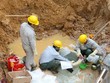 Công nhân khắc phục đường ống sông Đà bị vỡ,