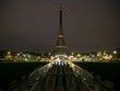 Tháp Eiffel tắt đèn để tưởng nhớ hơn 120 nạn nhân trong vụ khủng bố tại Paris. Nguồn: Time
