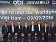 Ông Đoàn Hồng Việt, CEO DGW (đứng thứ 3 từ trái sang) và ông John Sculley, cựu CEO Apple trong sự kiện ra mắt sản phẩm Obi tại Việt Nam