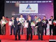 Đại diện Đất Xanh nhận giải thưởng Top 5 Công ty tư vấn môi giới bất động sản 2016