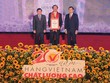 Ông Võ Quốc Thắng (giữa) đón nhận danh hiệu Hàng Việt Nam chất lượng cao lần thứ 20, năm 2016

