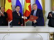 Ông Igor Sechin, Chủ tịch Hội đồng Điều hành Rosneft và ông Nguyễn Quốc Khánh trao đổi thoả thuận tại Lễ ký kết. Nguồn ảnh: Ria Novosti.