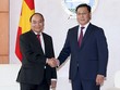 Thủ tướng Nguyễn Xuân Phúc và Thủ tướng Mông Cổ J. Erdenebat. (Ảnh: VGP/Quang Hiếu)