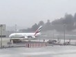 Khoảnh khắc máy bay phát nổ trên đường băng Dubai